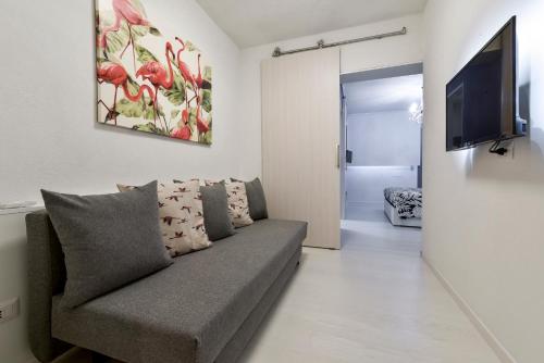 Televisyen dan/atau pusat hiburan di Resilienza Tropical Apartments & Room