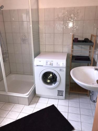 EigeltingenにあるFewo Metzgerのバスルーム(洗濯機、シンク付)