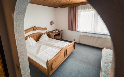 Un pat sau paturi într-o cameră la Hotel Restaurant Schwartz
