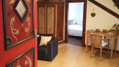 ロウファッハにあるGite En Alsaceのデスク付きの部屋、ベッド付きのベッドルーム1室が備わります。