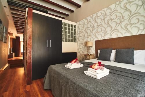 バルセロナにあるAlcam Loft Grassotのベッドルーム1室(タオル付)