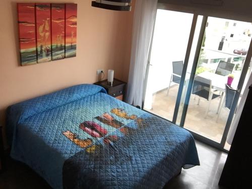 トレモリノスにあるApartamento Puerto Realのベッドルーム1室(青い掛け布団付きのベッド1台付)