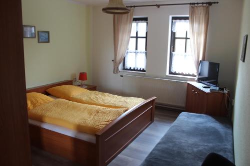 A bed or beds in a room at Thüringer Landhaus