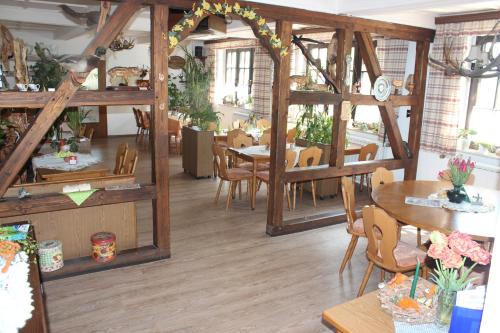 een eetkamer met een tafel en stoelen en een spiegel bij Thüringer Landhaus in Allmenhausen