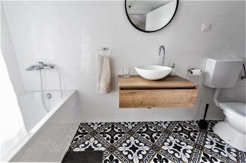 セニにあるApartments Doloresの洗面台、トイレ、鏡のあるバスルーム