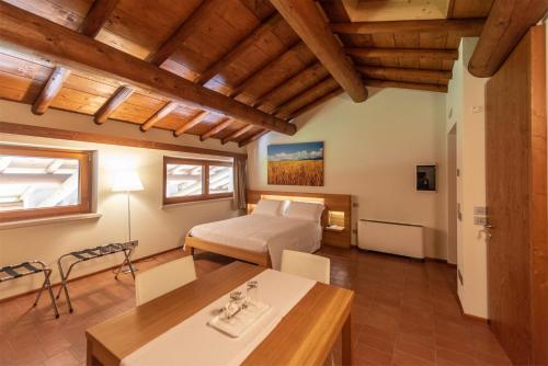 a bedroom with a bed and a table in a room at Agriturismo Ca' Giulietta in Sommacampagna