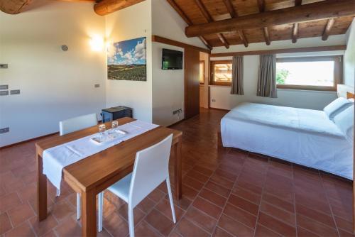 ソンマカンパーニャにあるAgriturismo Ca' Giuliettaのベッドルーム1室(ベッド1台、テーブル付)