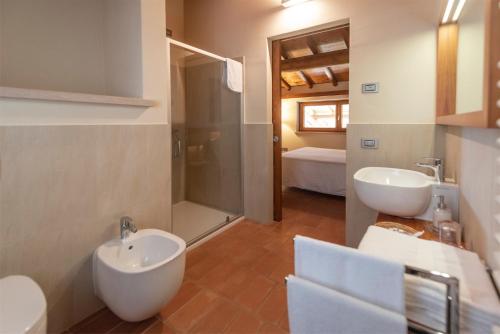 a bathroom with two sinks and a shower at Agriturismo Ca' Giulietta in Sommacampagna