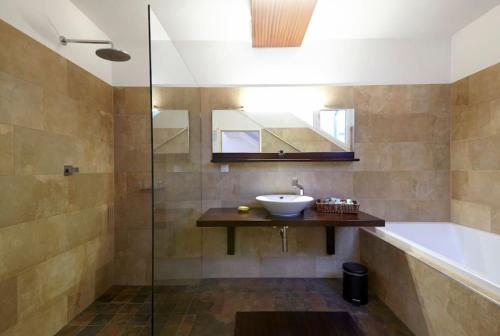łazienka z umywalką i wanną w obiekcie Vienna Penthouse 1 w Wiedniu