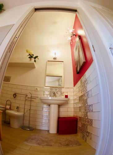 an arched bathroom with a sink and a toilet at B&B Templi e Arte in Villaggio Mosè