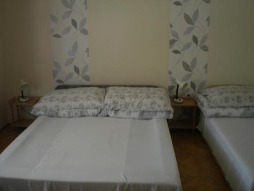 Ένα ή περισσότερα κρεβάτια σε δωμάτιο στο Ráday Apartman