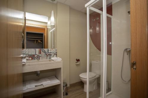 Un baño de Hotel Novoa