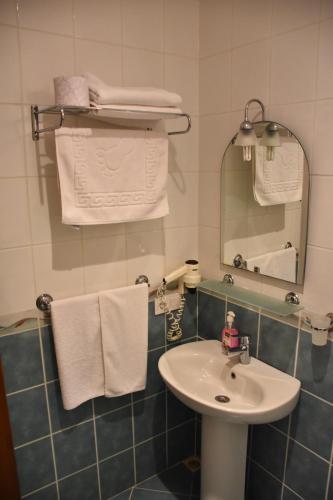 Bilik mandi di Aybey Apart Hotel