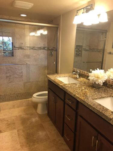 Ένα μπάνιο στο Spacious & Modern Maui Condo Steps to the Beach!