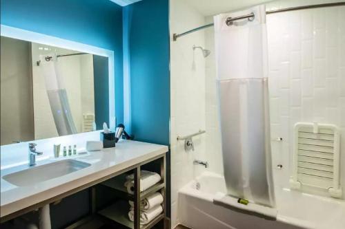 Ένα μπάνιο στο Cambria Hotel Omaha Downtown