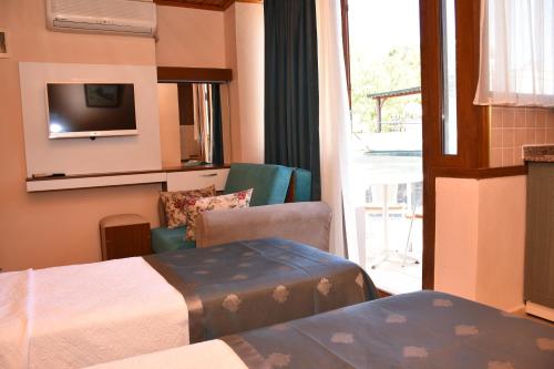 Un pat sau paturi într-o cameră la Aybey Apart Hotel