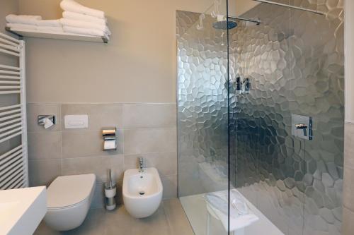 a bathroom with a shower and a toilet at Hotel Buena Onda in Peschiera del Garda