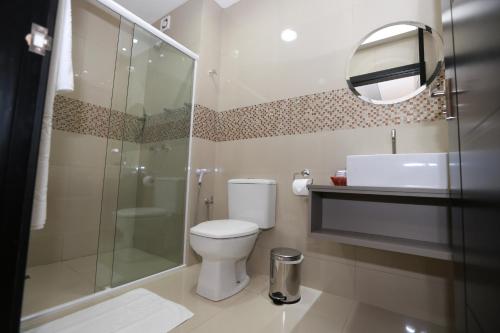 W łazience znajduje się toaleta, prysznic i lustro. w obiekcie Thermas Itaipuland w mieście Itaipulandia