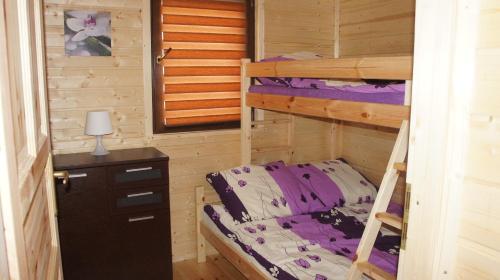 1 dormitorio con literas en una cabaña en Sun holiday en Jezierzany
