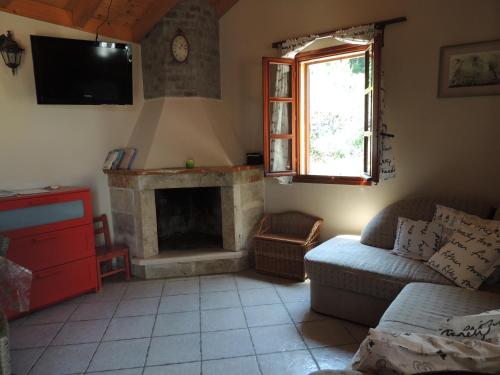 Televízia a/alebo spoločenská miestnosť v ubytovaní House Zrno