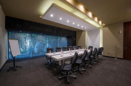 a conference room with a long table and chairs at Victoria Ejecutivo in Guadalajara