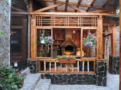 uma vitrine com flores e plantas nele em Casa Anina em Anina