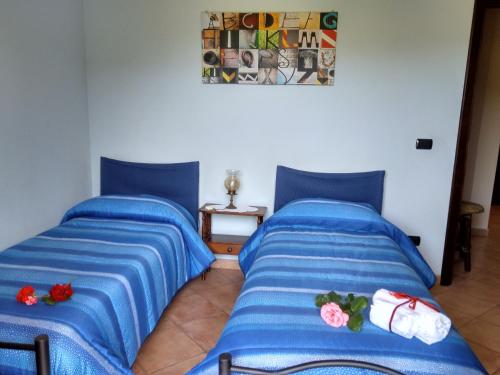 two beds sitting next to each other in a room at Il Melicucco in Furci Siculo