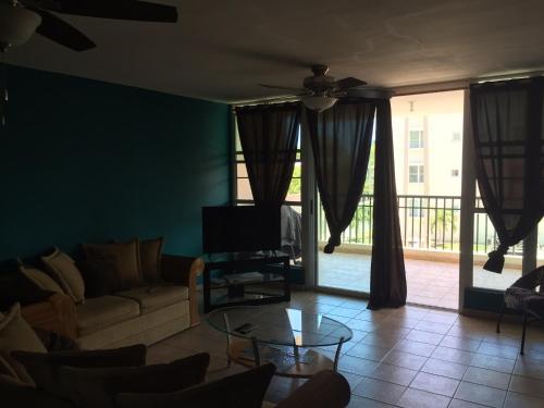 uma sala de estar com um sofá e uma mesa de vidro em Comfortable Apartment in Boqueron - cash only em Cabo Rojo