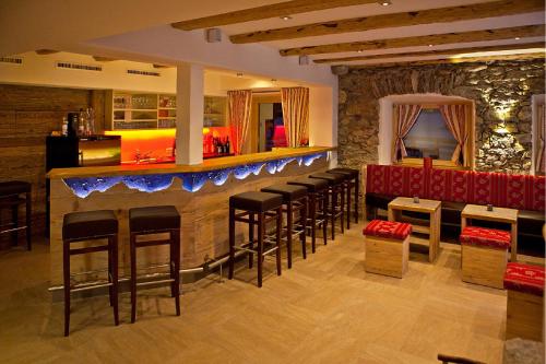 マイヤーホーフェンにあるLandhotel Rauchenwalderhofの椅子とカウンター付きのレストランのバー