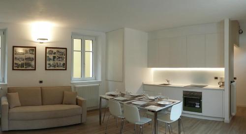 a kitchen and living room with a table and chairs at Appartamento i Tulipani - 1 in Griante Cadenabbia
