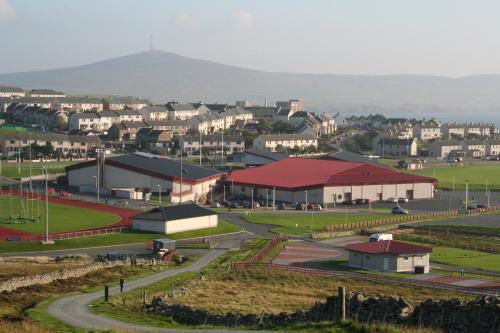 a view of a town with buildings and a road at 16 Mounthooly Street in Lerwick