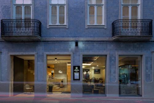 un edificio de ladrillo azul con ventanas y balcones en Original Douro Hotel en Peso da Régua