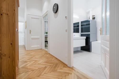 A bathroom at GRAND SOHO II Apartment Vienna
