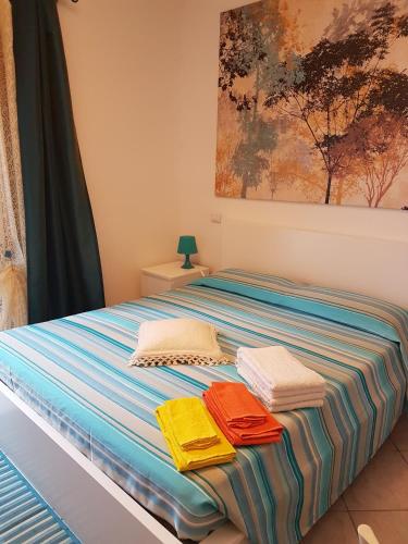 a bed with towels sitting on top of it at Villa Lory Albinia in Albinia
