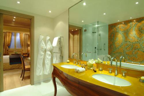 A bathroom at Hotel Principe Di Savoia - Dorchester Collection