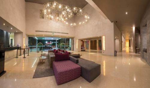 a living room with a couch and a chandelier at Victoria Ejecutivo in Guadalajara