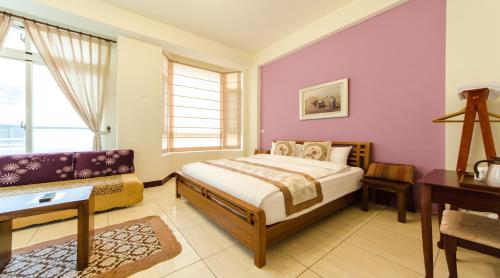 花蓮市にある相遇民宿Encounter Hostel - 證號 2153-附車位-English welcomeのベッドとソファのある寝室