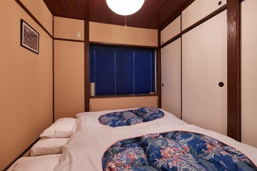 A bed or beds in a room at Ikoi Demachiyanagi