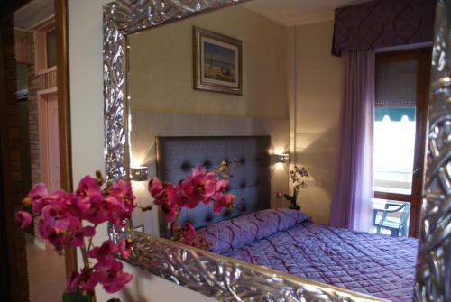 Un pat sau paturi într-o cameră la Hotel Michela