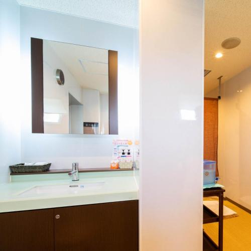 名護的住宿－沖繩名護超級酒店，一间带水槽和镜子的浴室