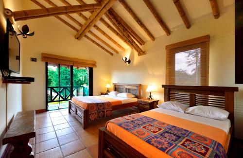 1 Schlafzimmer mit 2 Betten und einem Balkon in der Unterkunft Fincas Panaca JAGÜEY 21 Grupo VIP in Quimbaya