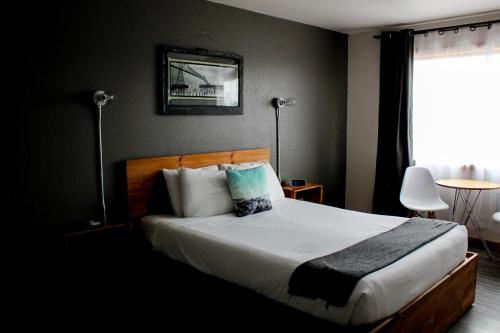 a bedroom with a bed and a window at Adrift Hotel in Long Beach
