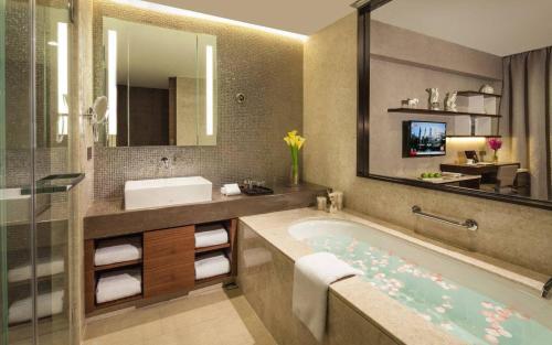 Ascott Raffles City Chengdu tesisinde bir banyo