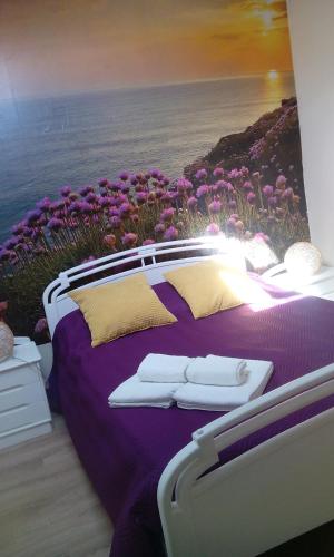 セトゥーバルにあるSão Philip's House by Casas de Setúbalのベッドルーム1室(壁に絵画が描かれた紫色のベッド1台付)