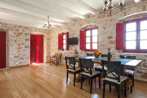 Χώρος καθιστικού στο Limeni Villa