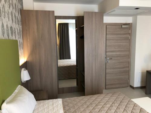 Hotel Iris Jesoloにあるベッド