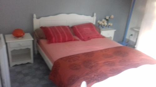 ル・ムイにあるpalaysonのベッドルーム1室(赤い枕のベッド1台付)