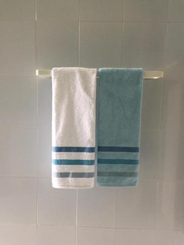 2 asciugamani appesi a un portasciugamani in bagno di B&B Villa al Parco a Sala Baganza