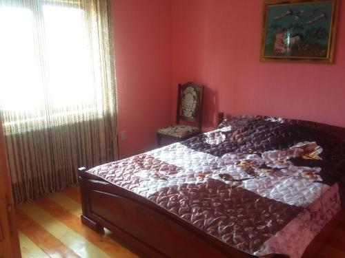 1 dormitorio con 1 cama grande y paredes rojas en Zatushok pid goroyu en Verkhovyna