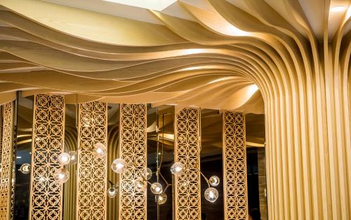 a room with a wave ceiling with chandeliers at Joy Inn in Lugang